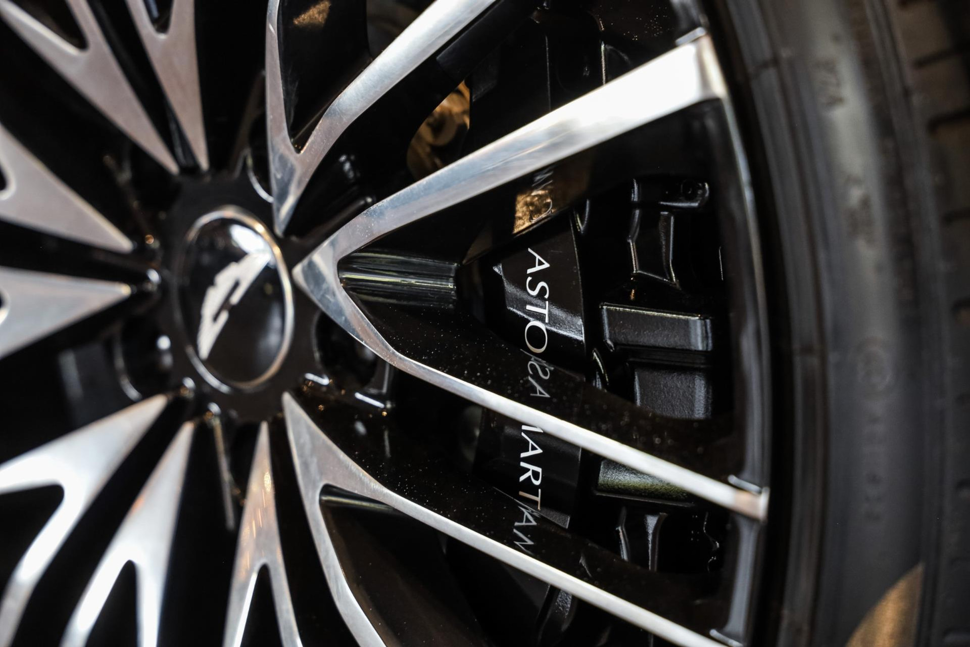 Aston Martin DBS Volante 5.2 V12 SUPERLEGGERA, 725 PK, Carbon/Body/Pack, Premium/Sport/Seats, Stoel/Verwarming/Ventilatie, BTW!! 45599323-13.jpg | FinancialLease