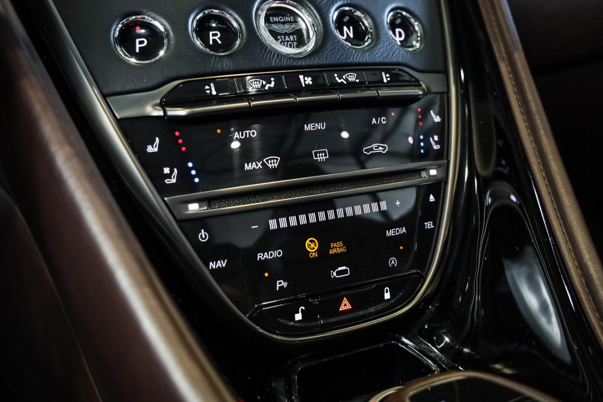 Aston Martin DBS Volante 5.2 V12 SUPERLEGGERA, 725 PK, Carbon/Body/Pack, Premium/Sport/Seats, Stoel/Verwarming/Ventilatie, BTW!! 45599323-25.jpg | FinancialLease
