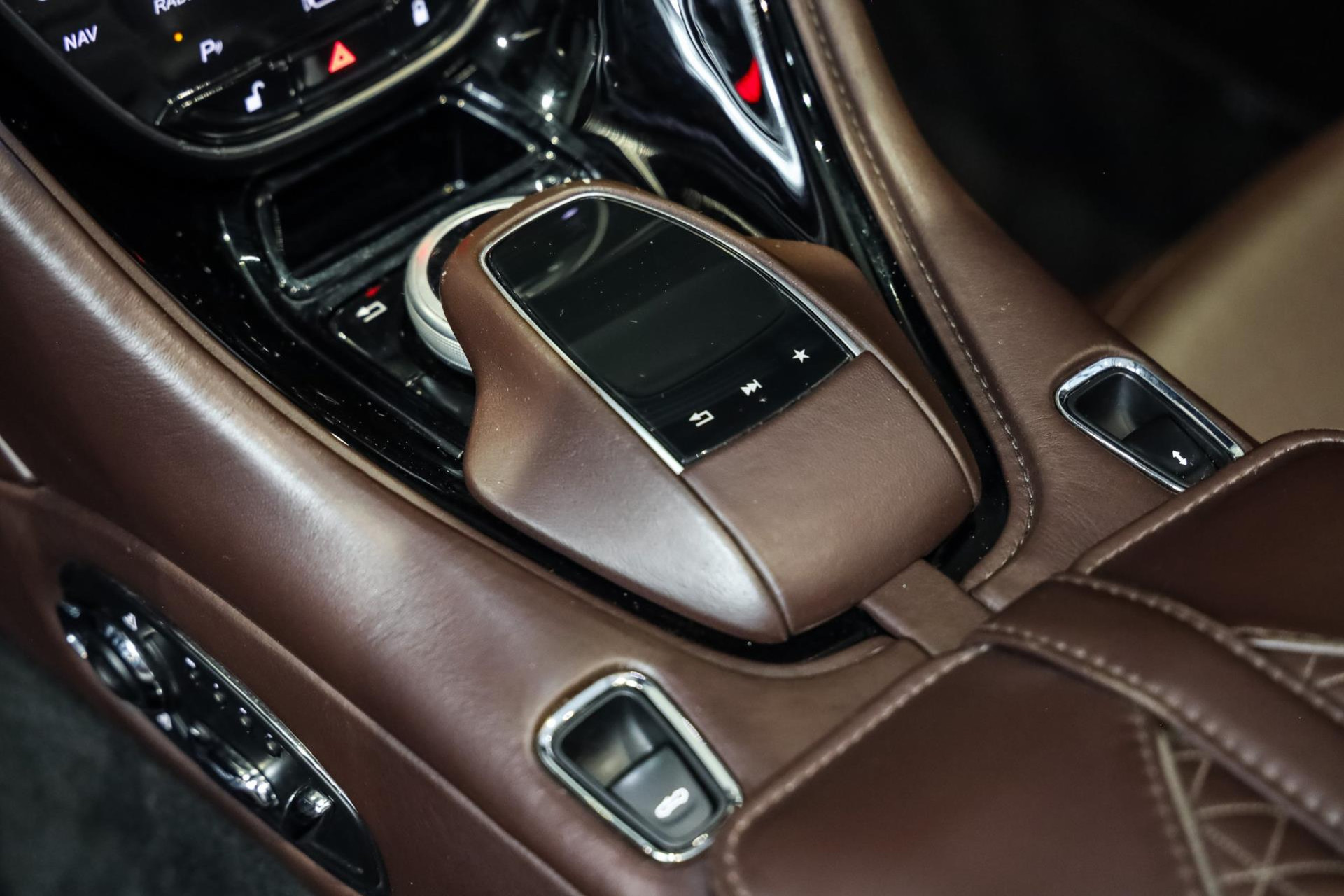 Aston Martin DBS Volante 5.2 V12 SUPERLEGGERA, 725 PK, Carbon/Body/Pack, Premium/Sport/Seats, Stoel/Verwarming/Ventilatie, BTW!! 45599323-27.jpg | FinancialLease