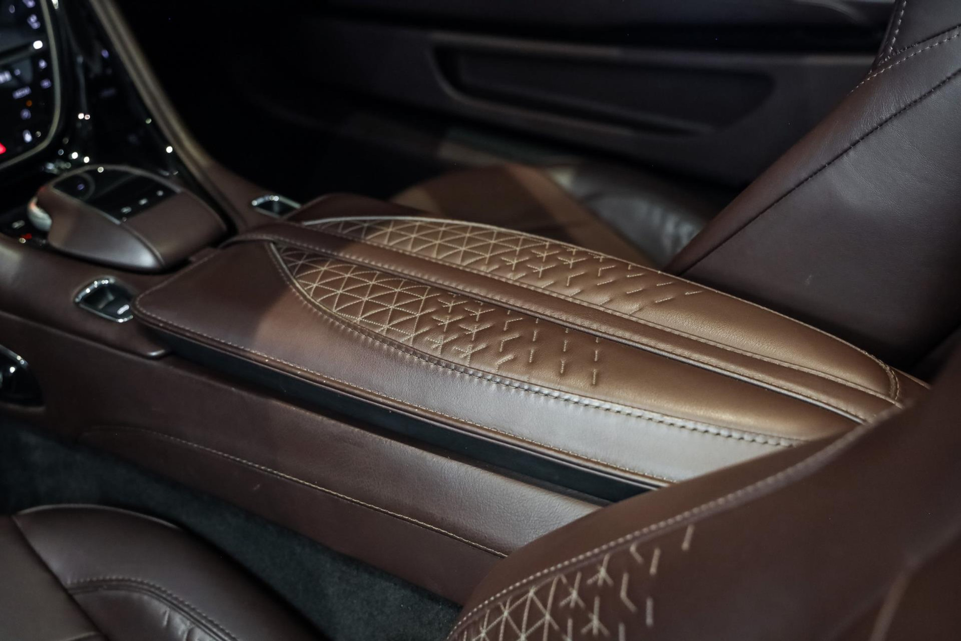 Aston Martin DBS Volante 5.2 V12 SUPERLEGGERA, 725 PK, Carbon/Body/Pack, Premium/Sport/Seats, Stoel/Verwarming/Ventilatie, BTW!! 45599323-28.jpg | FinancialLease