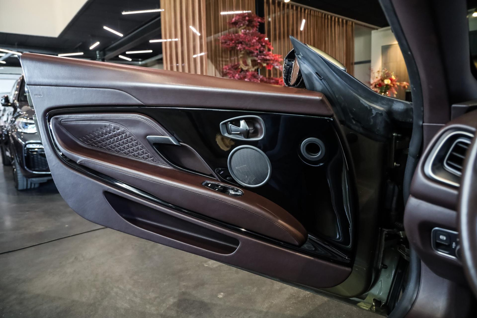 Aston Martin DBS Volante 5.2 V12 SUPERLEGGERA, 725 PK, Carbon/Body/Pack, Premium/Sport/Seats, Stoel/Verwarming/Ventilatie, BTW!! 45599323-30.jpg | FinancialLease