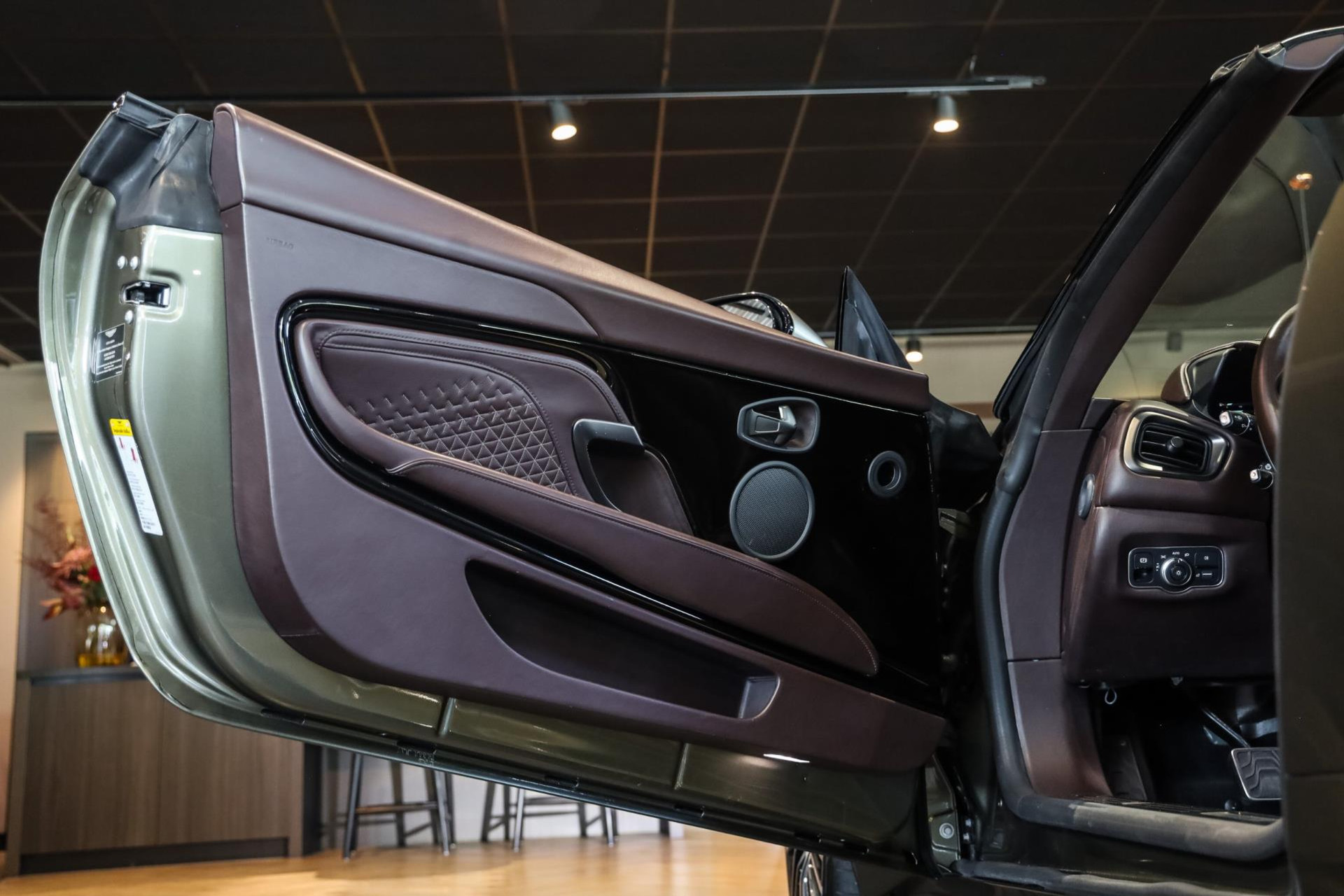 Aston Martin DBS Volante 5.2 V12 SUPERLEGGERA, 725 PK, Carbon/Body/Pack, Premium/Sport/Seats, Stoel/Verwarming/Ventilatie, BTW!! 45599323-5.jpg | FinancialLease